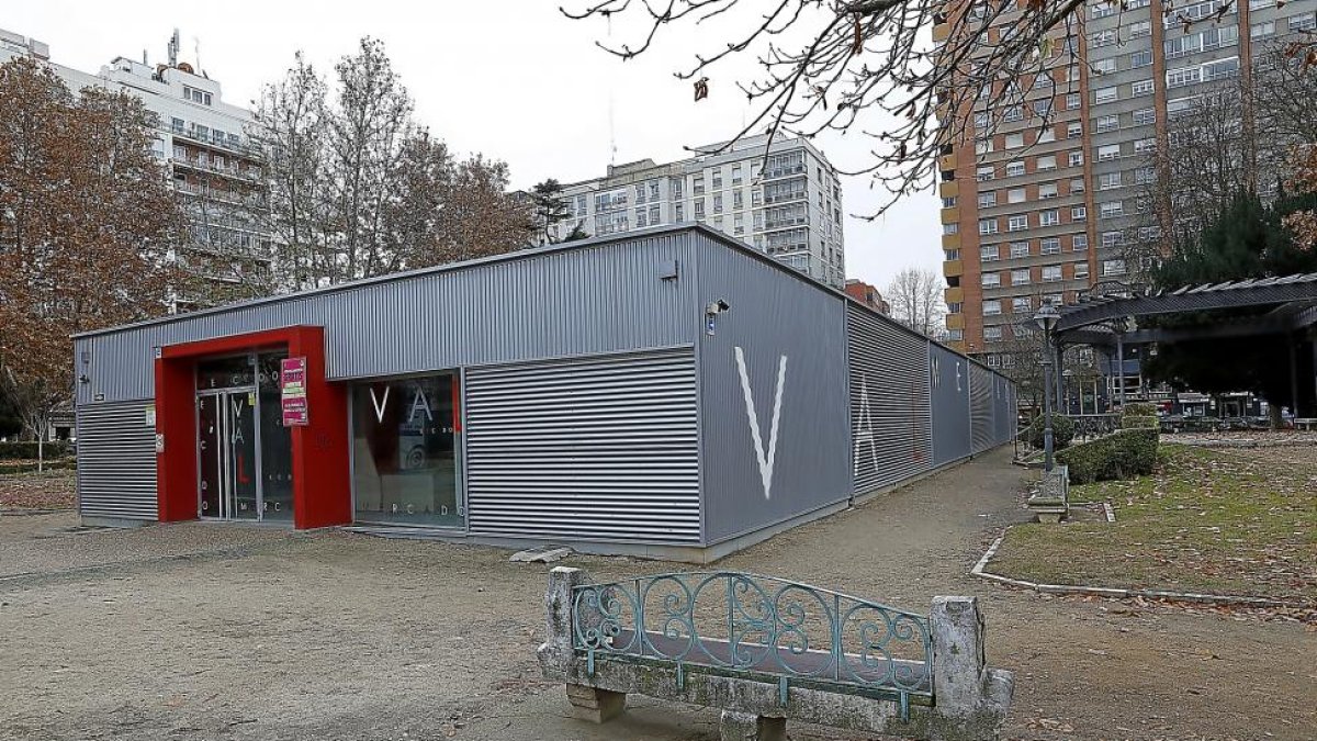 Mercado provisional instalado en la plaza de Poniente desde octubre de 2013 y que será retirado en breve.-J.M. LOSTAU
