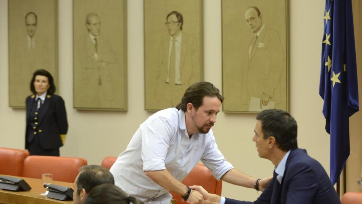 Pablo Iglesias y Pedro Sánchez, en el Congreso en una imagen de archivo.-BERNARDO DÍAZ