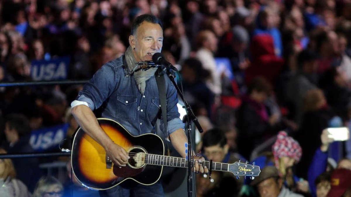 Bruce Springsteen durante el último mitin de Hillary Clinton en Filadelfia (Pensilvania), el siete de noviembre de 2016.-CARLOS BARRIA / REUTERS