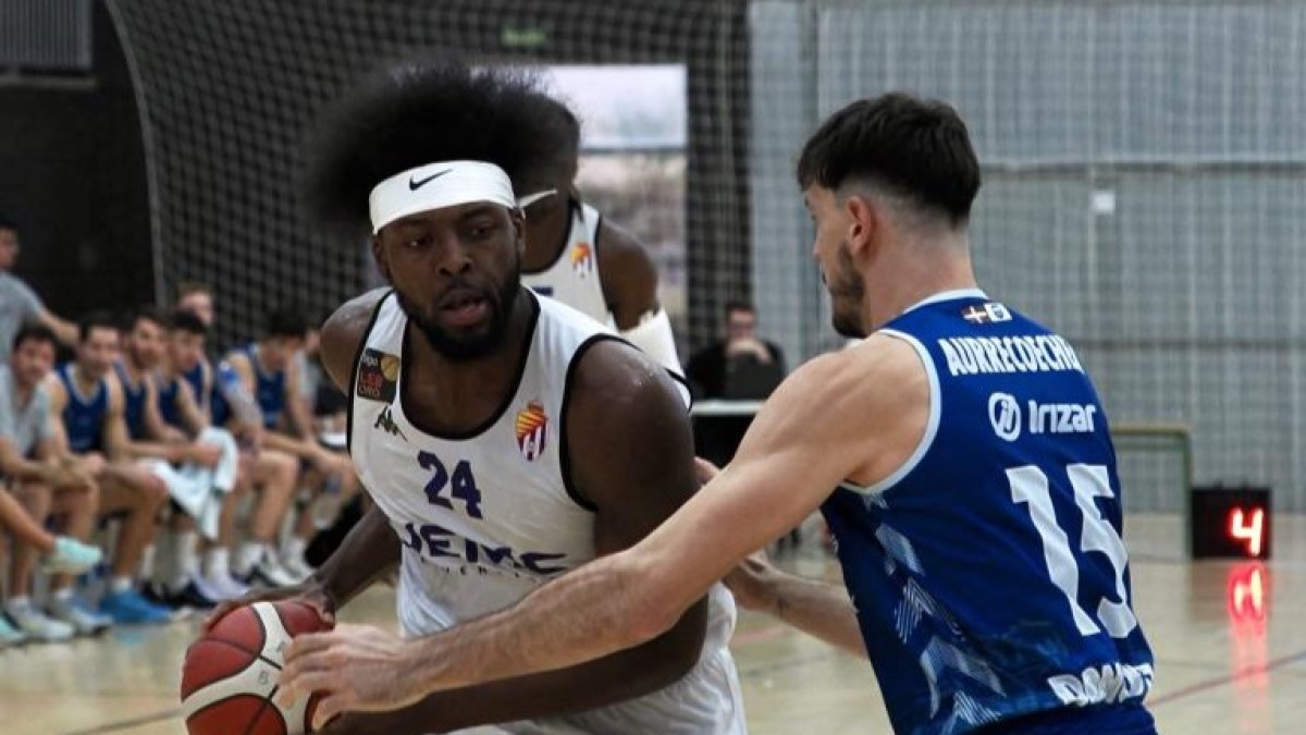 Nwogbo intenta una penetración ante Aurrecoechea.