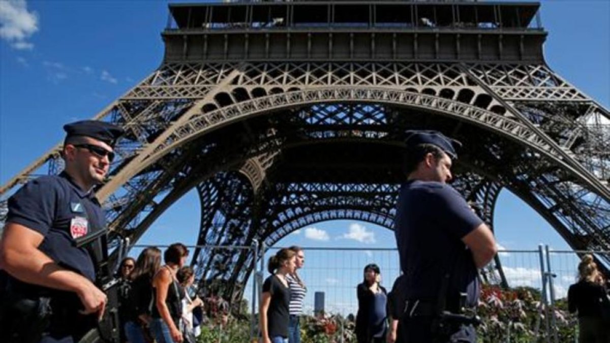 Vigilancia policial en la Torre Eiffel.-PASCAL ROSSIGNOL