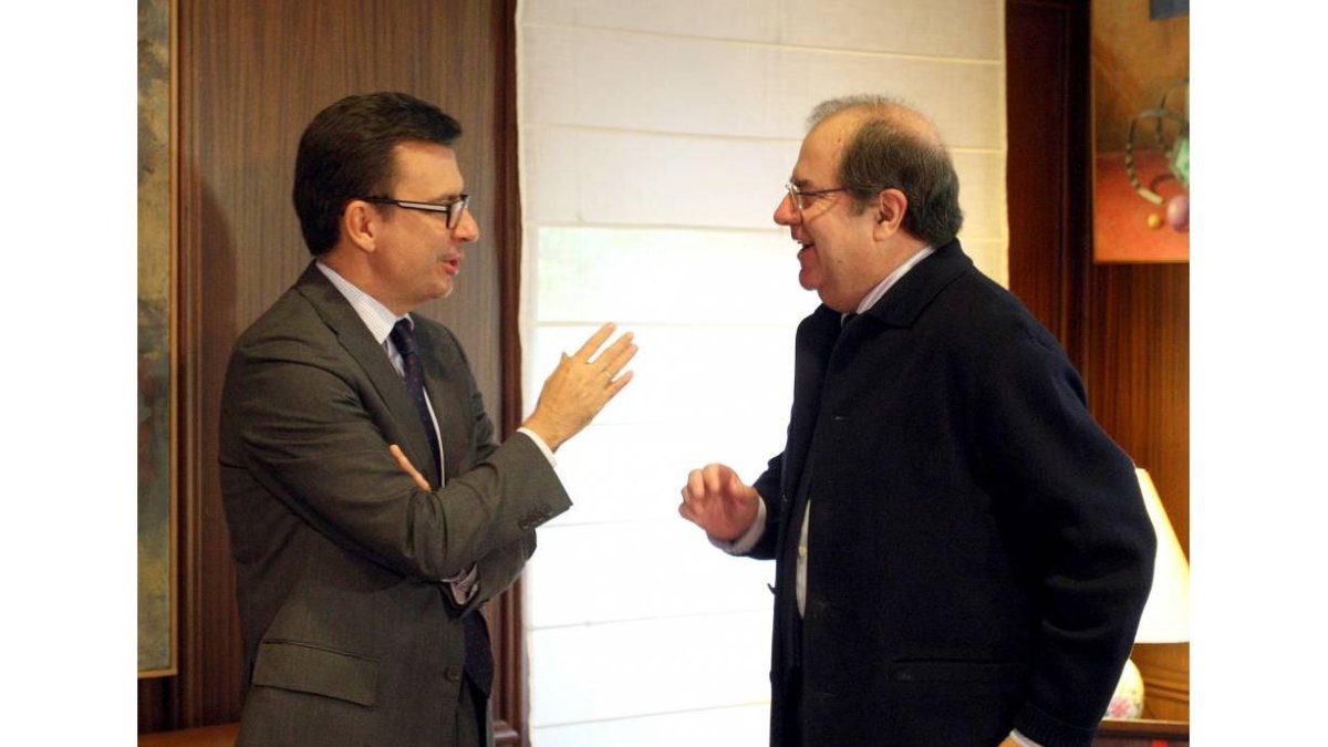 El presidente de la Junta, Juan Vicente Herrera, se reúne con el vicepresidente del Banco Europeo de Inversiones (BEI), Román Escolano-Ical