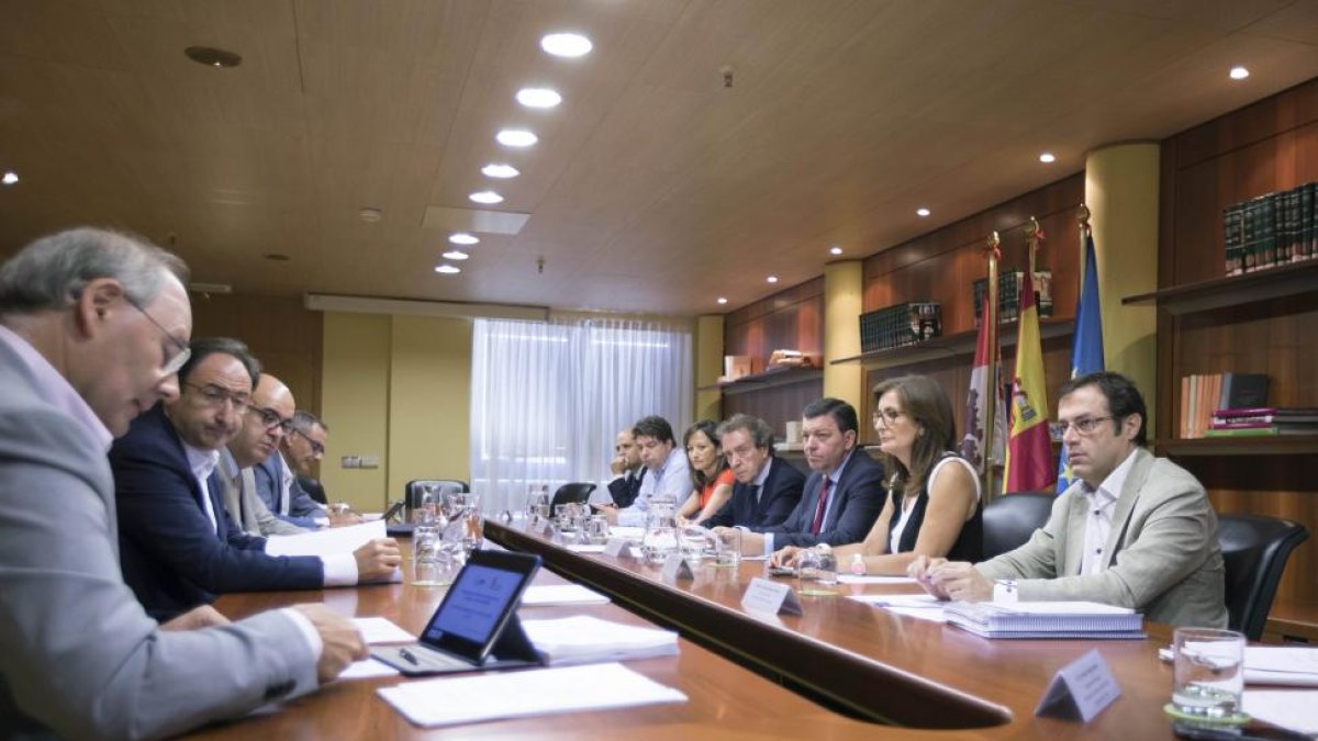 El vicepresidente y consejero de la Presidencia, José Antonio de Santiago-Juárez, preside el Consejo de Cooperación Local de Castilla y León.-ICAL