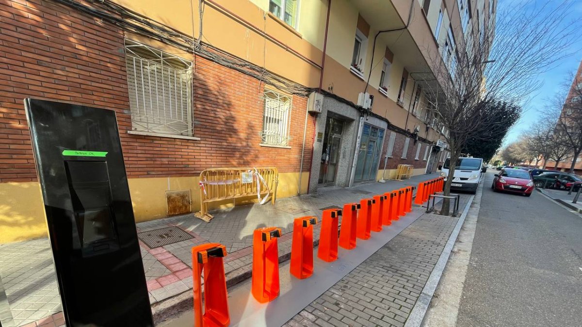 Aparcamientos instalados para las nuevas bicicletas de alquiler. | E. M.