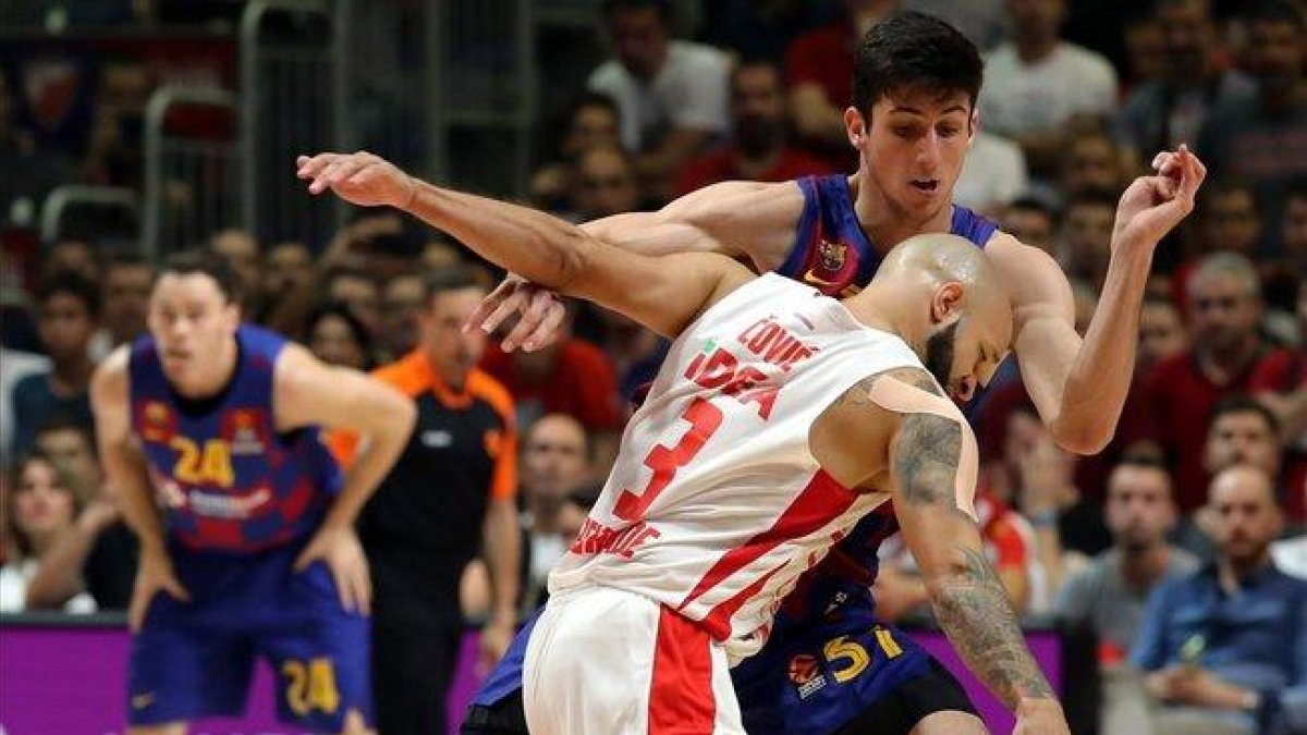 El base azulgrana Bolmaro pugna en defensa con el jugador del Estrella Roja, Covic.-EFE