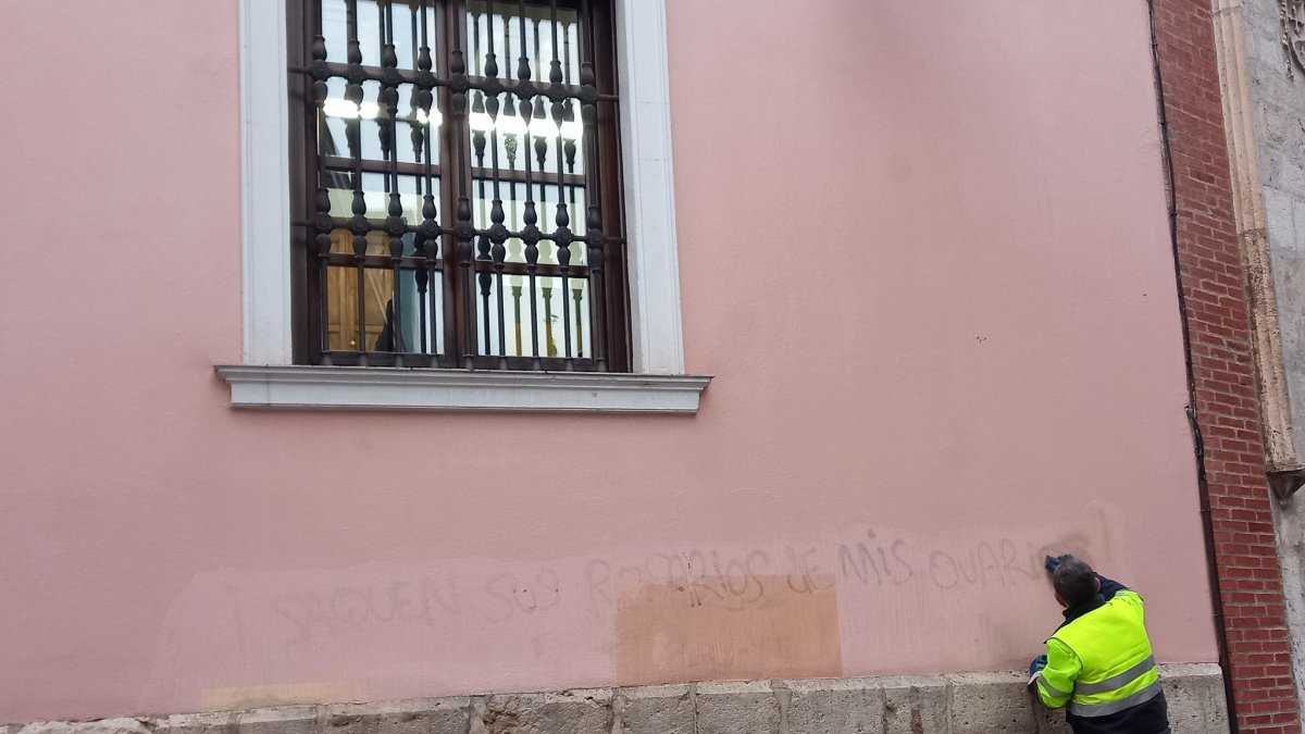 Imagen de la pintada en el Arzobispado de Valladolid. Twitter: Jonathan Espinilla