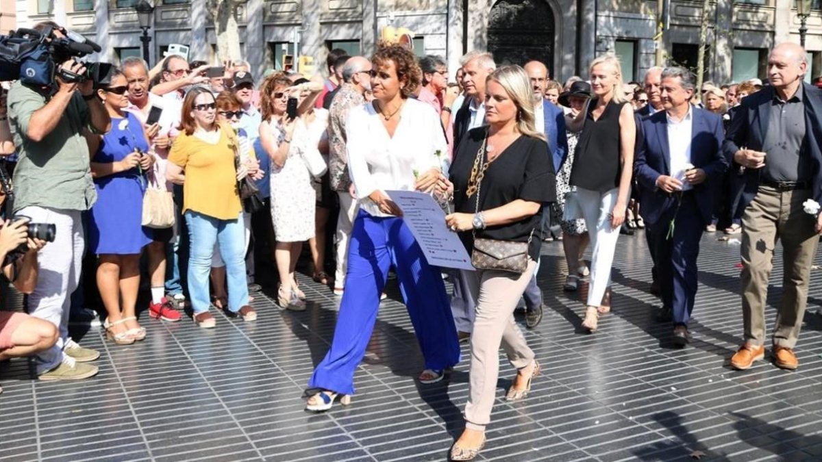 Dolors Montserrat durante la ofrenda floral a las víctimas del 17A.-LAURA FIGULS
