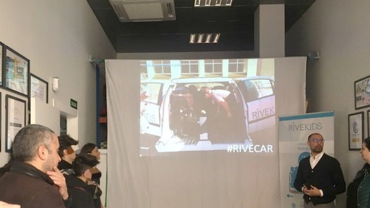 Visita de alumnos a la ingeniería vallisoletana Rivekids en el marco de la Ruta Emprendimiento del Ayuntamiento de Valladolid y la CVE. - EUROPA PRESS