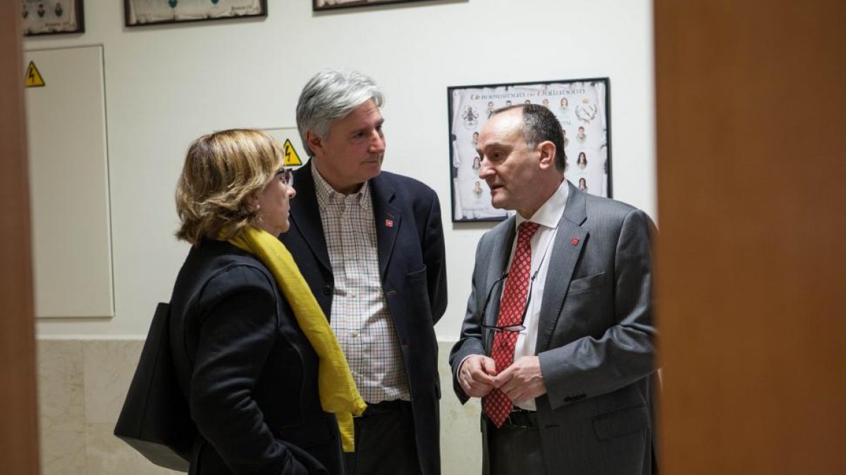 El rector de la Universidad de Valladolid, Daniel Miguel San José, charla con el que será nuevo vicerrector del Campus de Soria, Joaquín García Medall (C)-ICAL
