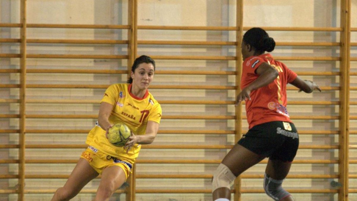 Amaia González de Garibay, con la selección universitaria ante Angola.-V.G.G