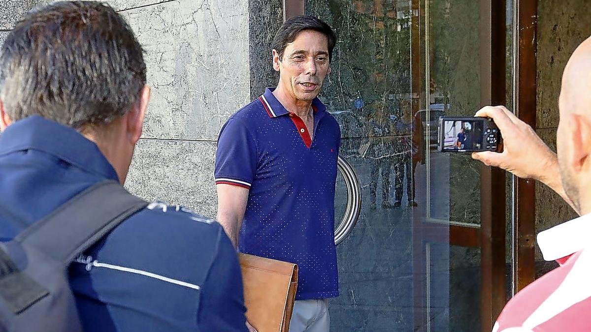 Lino Rodríguez, a la puerta de los jugados, en una imagen de archivo.-J. M. LOSTAU