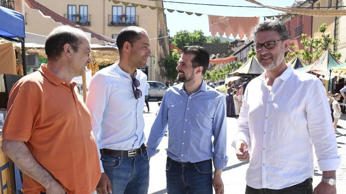 El secretario general del PSOE de Castilla y León, Luis Tudanca, visita el XIX Mercado Barroco del Real Sitio de San Ildefonso.-ICAL