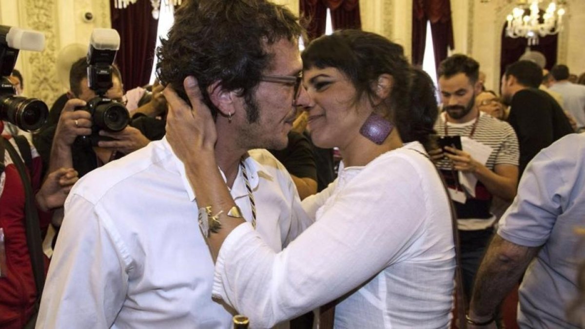 Teresa Rodríguez felicita al alcalde de Cádiz, su pareja, tras ser elegido al frente del Ayuntamiento, en el 2015.-/ EFE/ ROMAN RÍOS