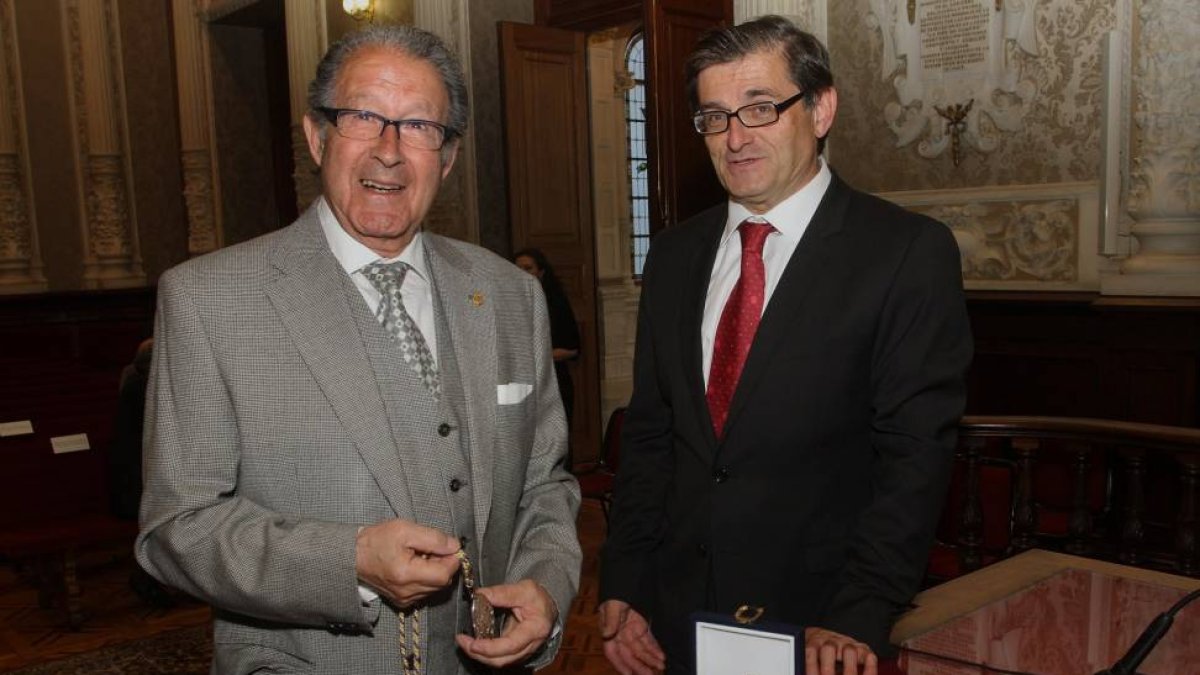 Juan Andrés Oria de Rueda (D), junto al director de la institución, Marcelino García Velasco (I), en la toma de posesión como nuevo académico numerario de la institución Tello Téllez de Meneses.-ICAL