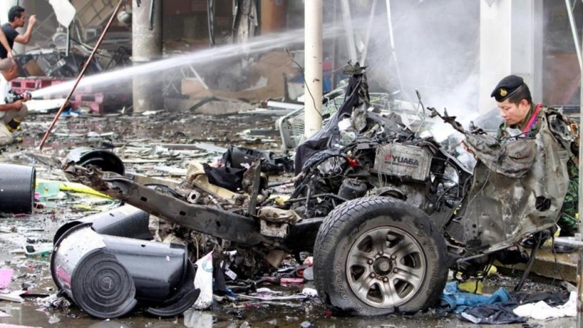 Restos de un coche destruido por las bombas que han estallado en el centro comercial.-REUTERS / SURAPAN BOONTHANOM