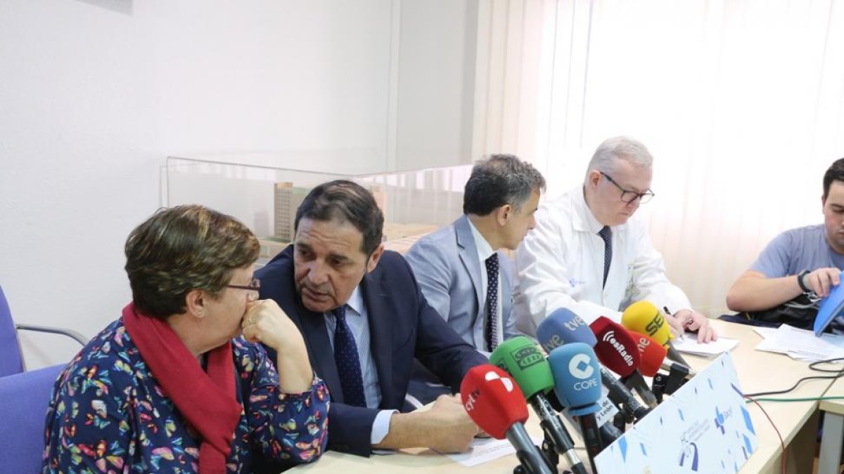El consejero de Sanidad, Antonio María Sáez Aguado, conversa con algunas personas afectadas por Talidomida antes de participar en una rueda de prensa-ICAL