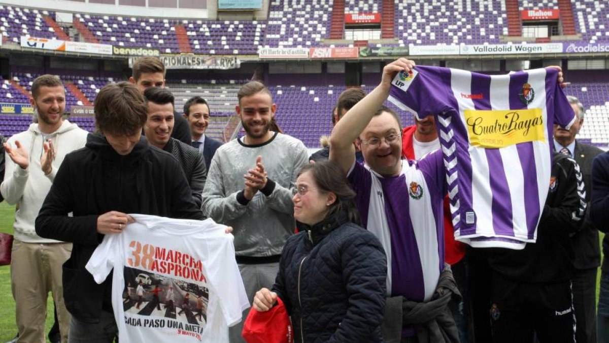 El capitán del Real Valladolid, Álvaro Rubio, se intercambia una camiseta con jóvenes pertenecientes a ASPRONA, durante la presentación de la 38 Marcha-Ical