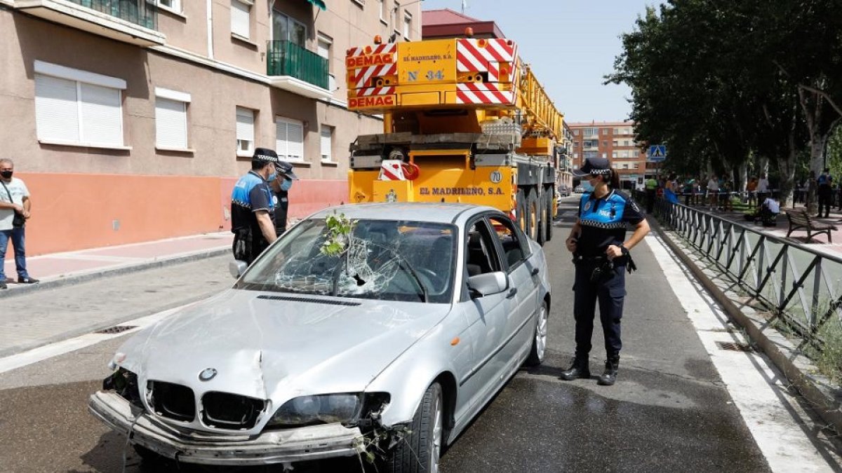 Imagen del coche que cayó al río Pisuerga en el accidente tras ser sacado del agua por la grúa. J.M. LOSTAU