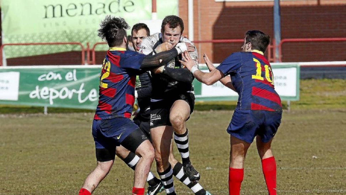 El colegial Johny Carter intenta superar la defensa de los visitantes Staat y Pinto-Pablo Requejo