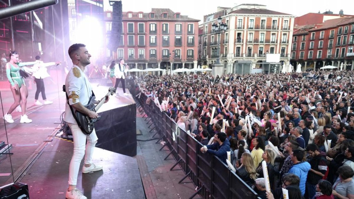 JUAN MIGUEL LOSTAU. 14/05/2023. VALLADOLID COMUNIDAD DE CASTILLA Y LEÓN. FIESTAS DE SAN PEDRO. CONCIERTO DE PARÍS DE NOIA EN LA PLAZA MAYOR