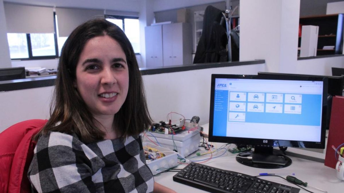Silvia González, responsable del proyecto en ITCL, con el programa que han creado para la monitorización de los puntos de recarga.-A. SOLAGUREN- BEASCOA