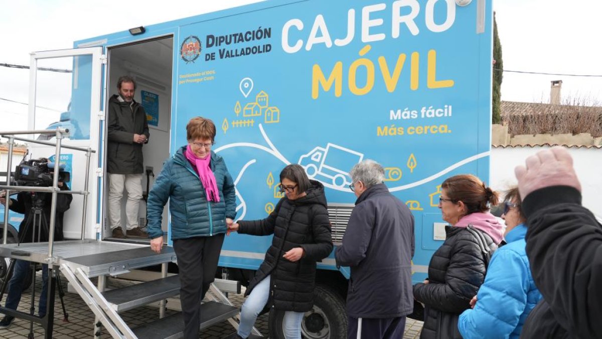 Vecinos de Cogeces de Íscar (Valladolid) aguardan su turno para usar por primera vez el cajero móvil en una imagen de archivo. -J.M. LOSTAU