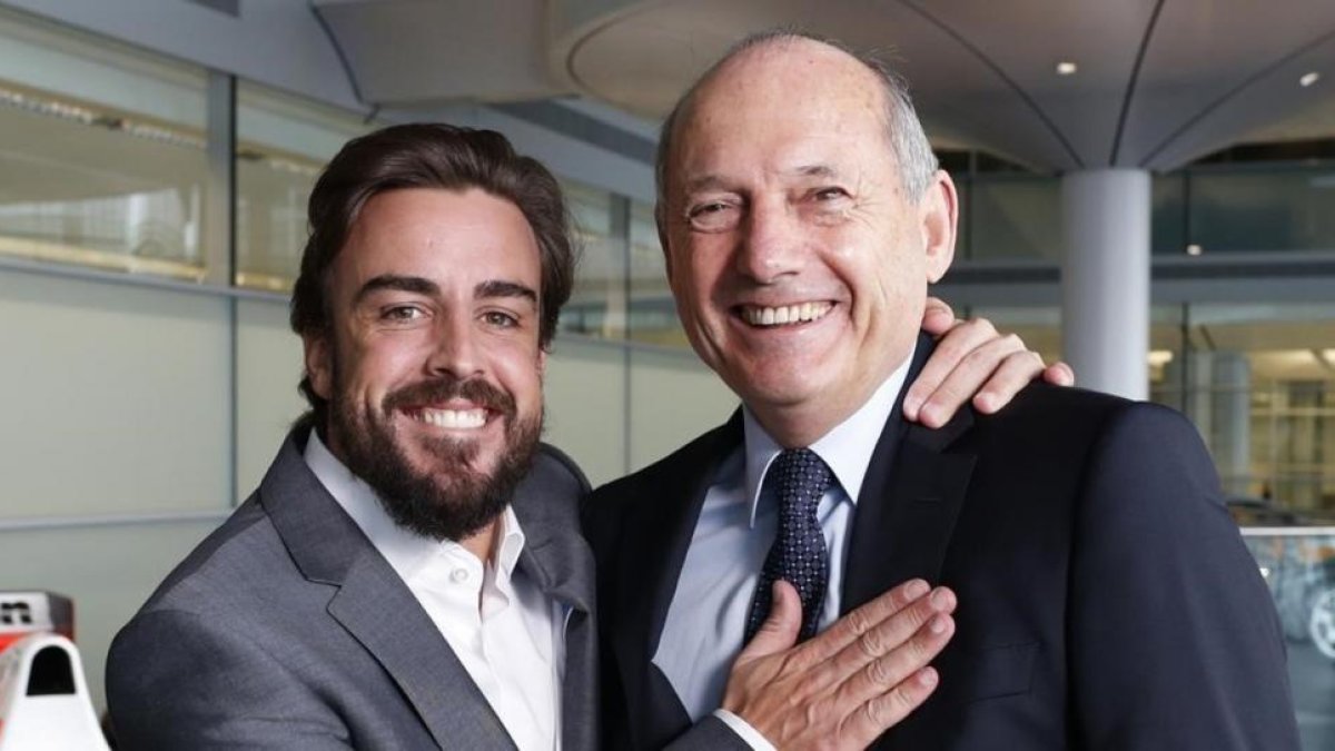 Fernando Alonso y Ron Dennis, en la sede de McLaren.-GETTY / STEVE TEE