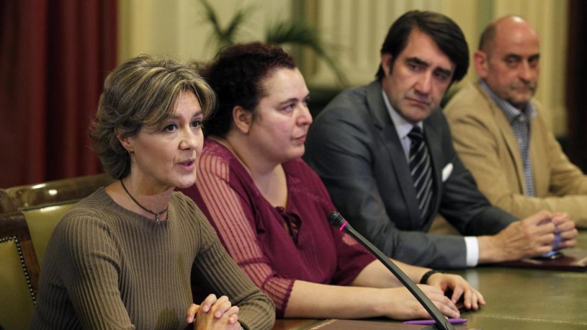 La ministra de Agricultura. Alimentación y Medio Ambiente, Isabel García Tejerina, preside la firma un convenio de colaboración para establecer licencias interautonómicas de caza y pesca.-ICAL
