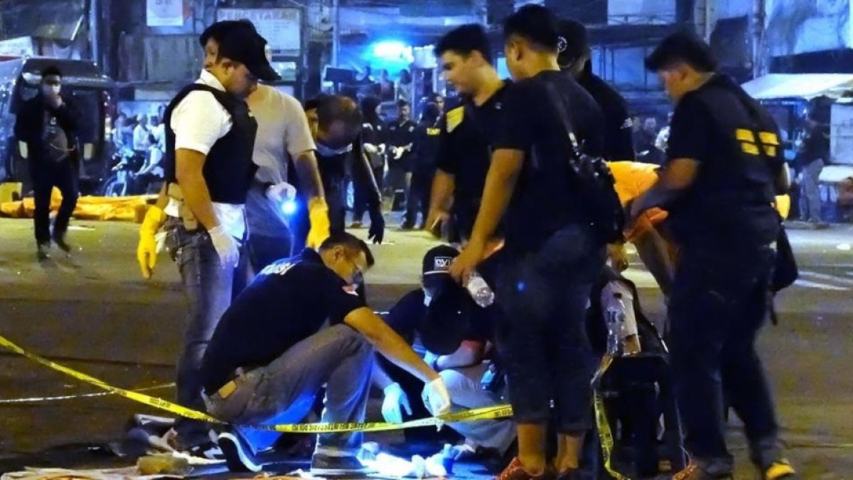 La policía indonesia investiga lo sucedido tras la explosión causada por un terrorista suicida en Jakarta.-BAY ISMOYO