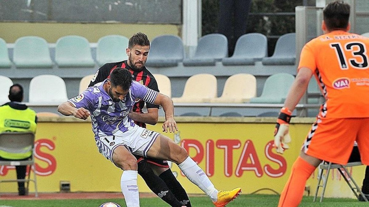 Moyano trata de llevarse el balón ante la presencia de un delantero rival en el investigado Reus-Real Valladolid.-ALFREDO GONZÁLEZ / DIARI DE TARRAGONA