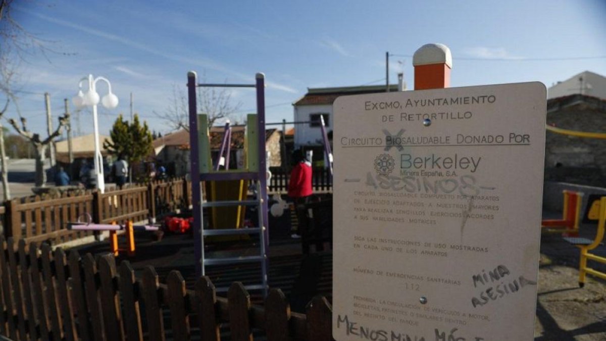 Entrada al parque biosaludable donado por Berkeley en Retortillo.-JESÚS CRUZ