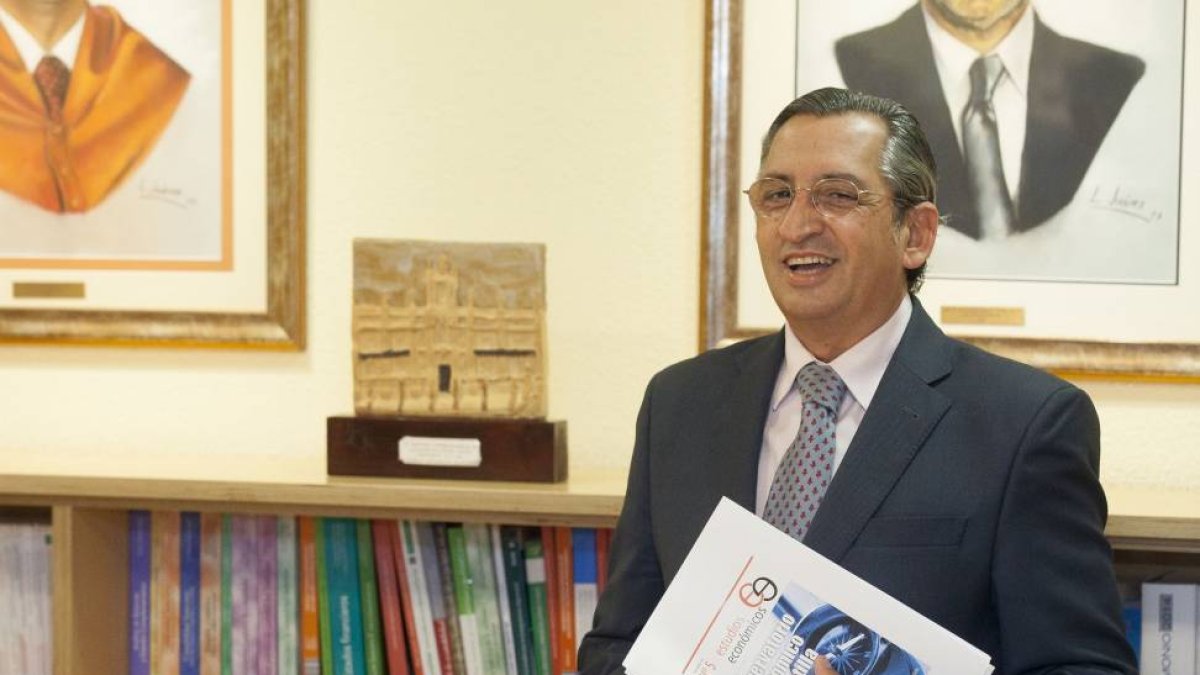 El decano y presidente del Colegio de Economistas de Valladolid, Juan Carlos de Margarida, presenta los resultados del segundo trimestre del Observatorio Económico de Castilla y León.-ICAL