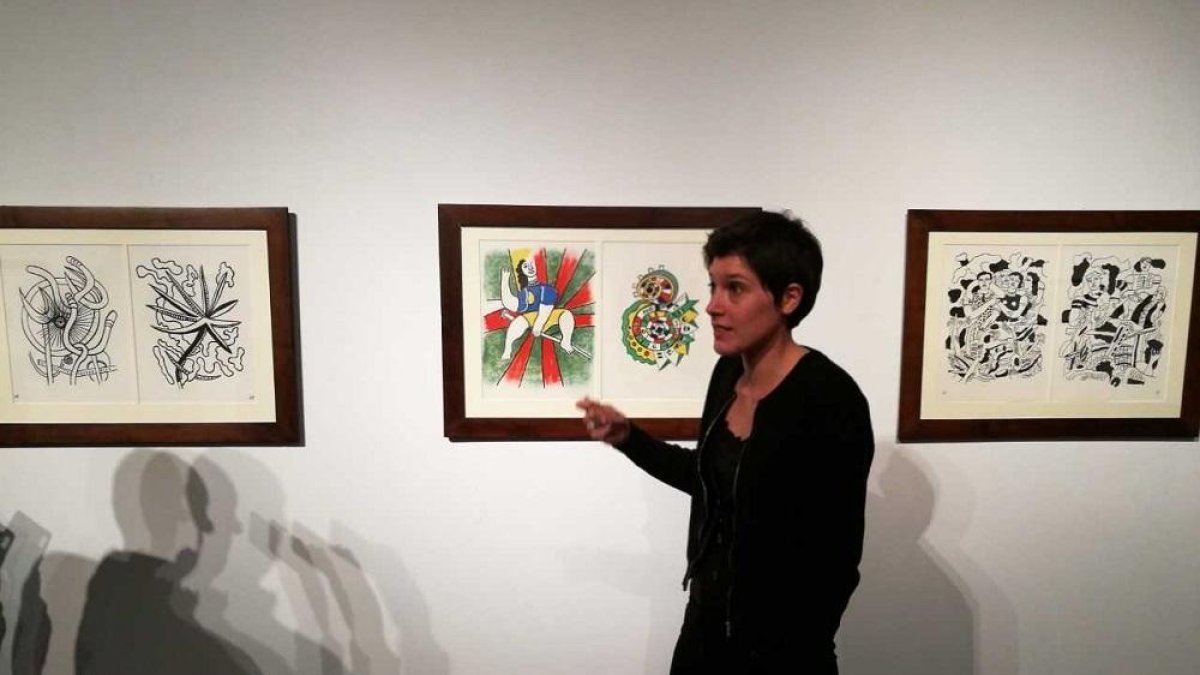 Elisa Ganivet junto a dos de las obras presentes en la exposición.-E. M.
