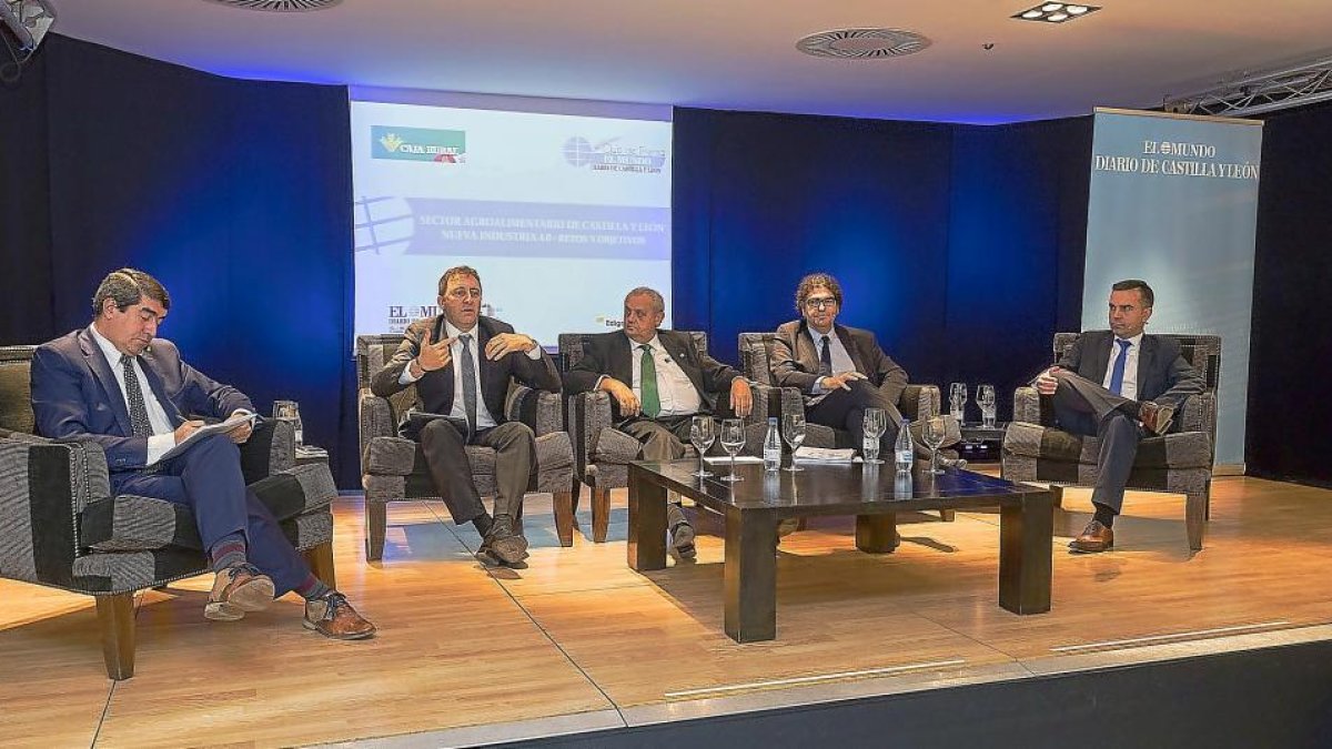 Pablo Lago, Tomás Castro, Antonio Esteban, Jorge Izquierdo y César Redondo durante la mesa redonda que se celebró ayer en los salones de Las Lomas.-PHOTOGENIC / PABLO REQUEJO