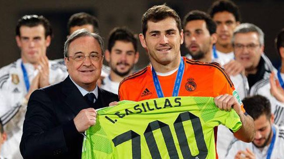 Florentino Pérez e Iker Casillas, durante un acto de homenje al portero.-Foto: ARCHIVO