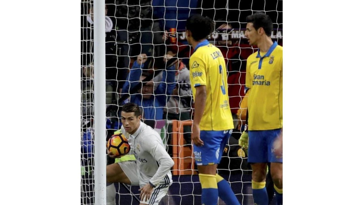 Cristiano después de marcar el 2-3 de penalti.-EFE