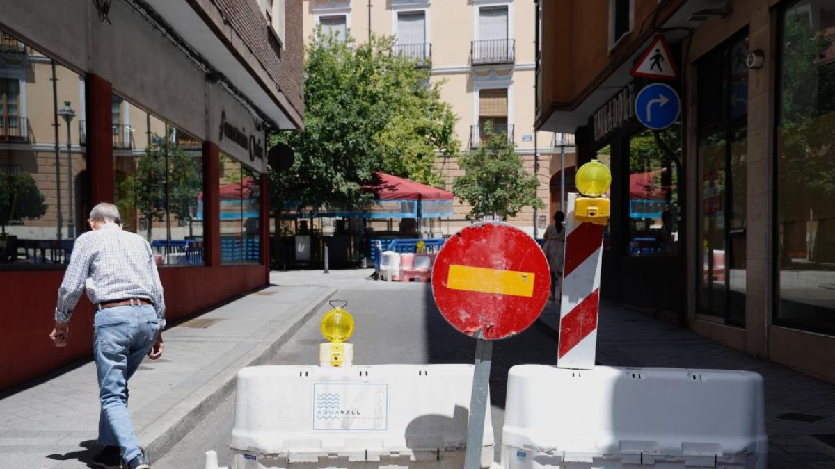 Corte de tráfico en el acceso a la plaza de Los Arces. -PHOTOGENIC
