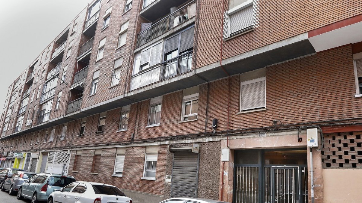 Bloque de la calle Tordo I en el que la Policía encontró al bebé de ocho meses slo al lado de unas cerillas sin prender. - JUAN MIGUEL LOSTAU.