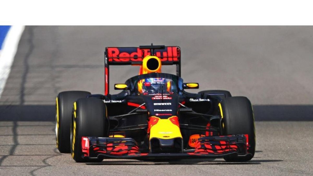 Daniel Ricciardo prueba la cúpula de seguridad en su Red Bull en el trazado de Sochi.-RED BULL RACING