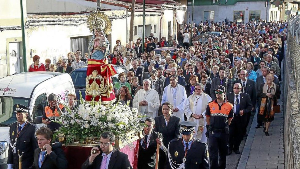 Vecinos y fieles en la comitiva de la Virgen del Pilar.-J.M. Lostau