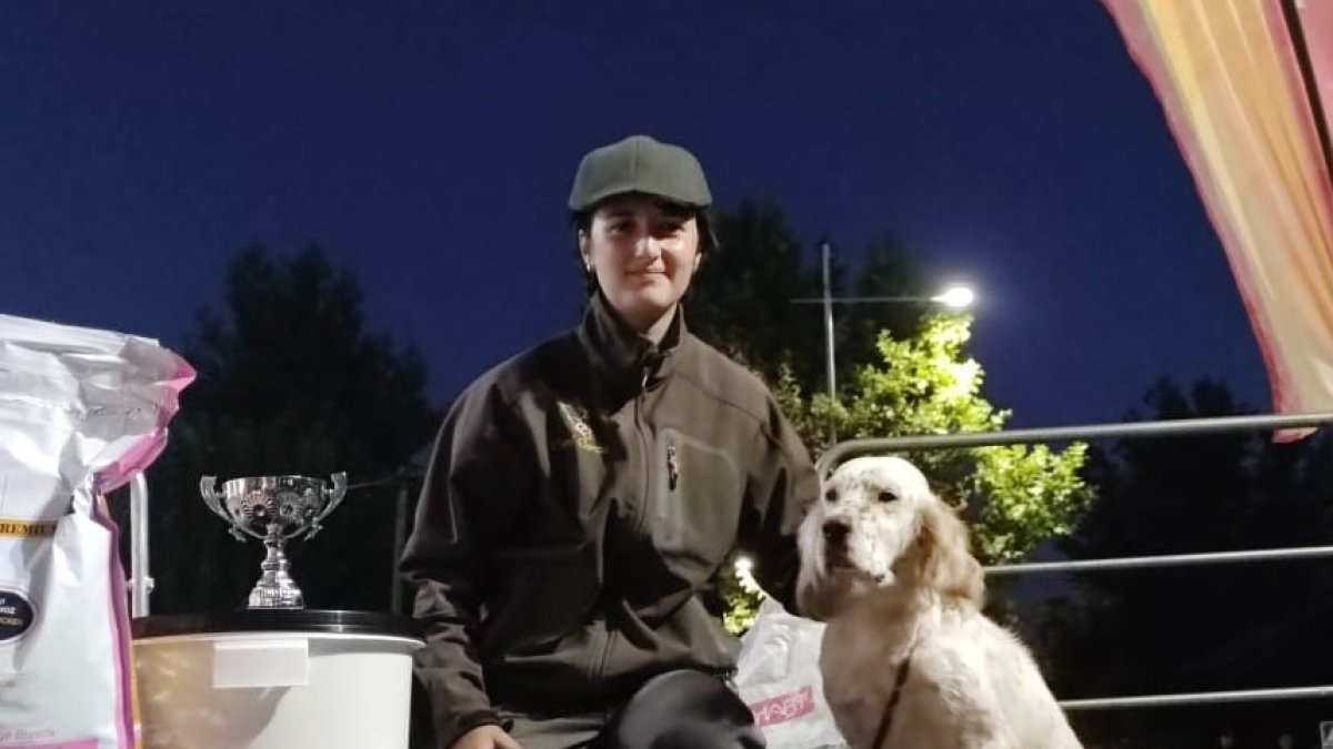 La salmantina Lidia Pérez, con su Copa Federación y su perro setter macho ‘Chupi’. L.D.F.