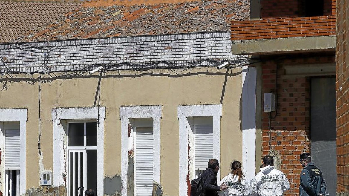 Agentes de la Guardia Civil de Zamora durante las labores de investigación del crimen.-ICAL
