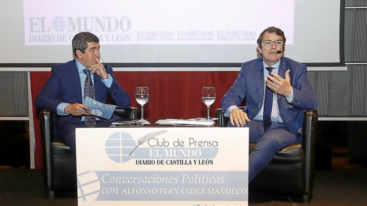 El director de El Mundo de Castilla y León, Pablo Lago, junto al presidente del PP de Castilla y León, Alfonso Fernández Mañueco, en el Club de Prensa organizado por el periódico.-J. M. LOSTAU