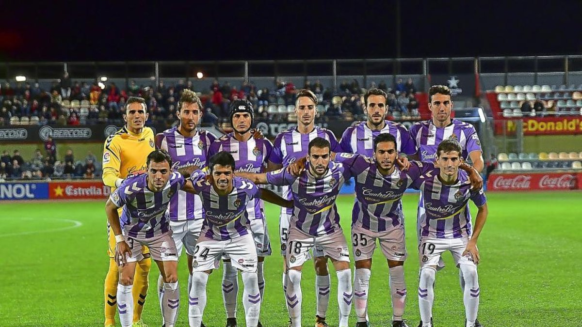 Ángel (2º arriba), Calero (4º arriba), Anuar (4º abajo) y Toni (5º abajo) forman en Reus antes del partido.-LOF