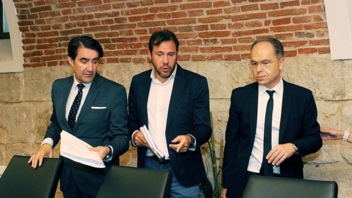 El consejero de Fomento y Medio Ambiente, Juan Carlos Suárez-Quiñones, y el alcalde de la capital del Pisuerga, Óscar Puente, asisten a la sesión ordinaria del Consejo de Administración de Valladolid Alta Velocidad.-ICAL