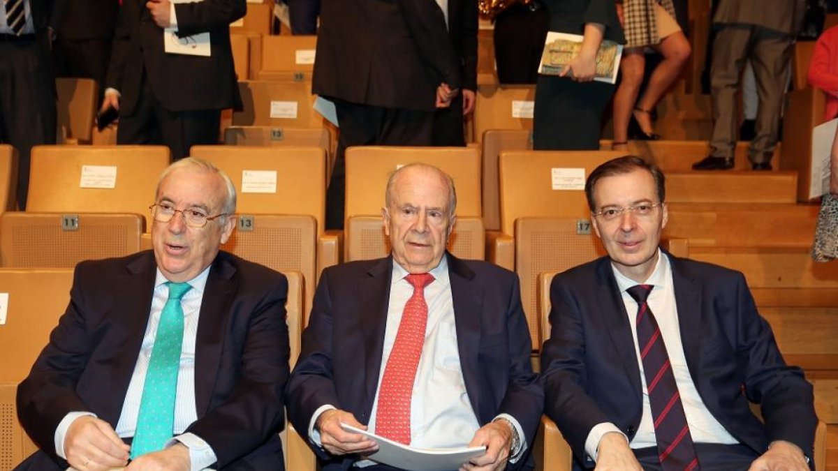 Los presidentes del Consejo de Cuentas, Jesús Encabo (I), el del CES, Germán Barrios (D), y el Procurador del Común, Javier Amoedo, durante la entrega de los Premios Castilla y León 2017.-ICAL