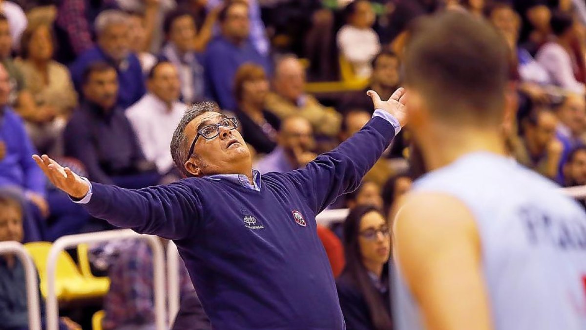Paco García, desesperado, clama al cielo, tras una decisión arbitral.-J. M. LOSTAU