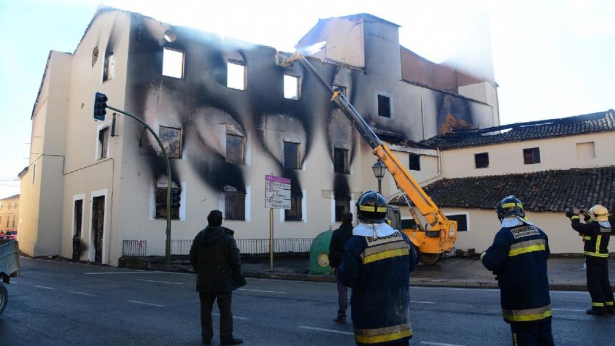 Bomberos durante los trabajos de extinción del incendio declarado ayer en una fábrica de harinas en San Esteban de Gormaz, en Soria.-ÁLVARO MARTÍNEZ