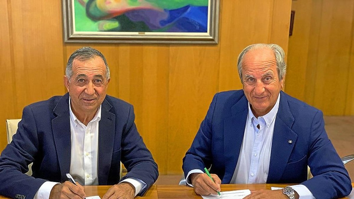Los presidentes de Acor, Justino Medrano, y de Ceralto Siro, Juan Manuel González, durante la firma.-E.M.