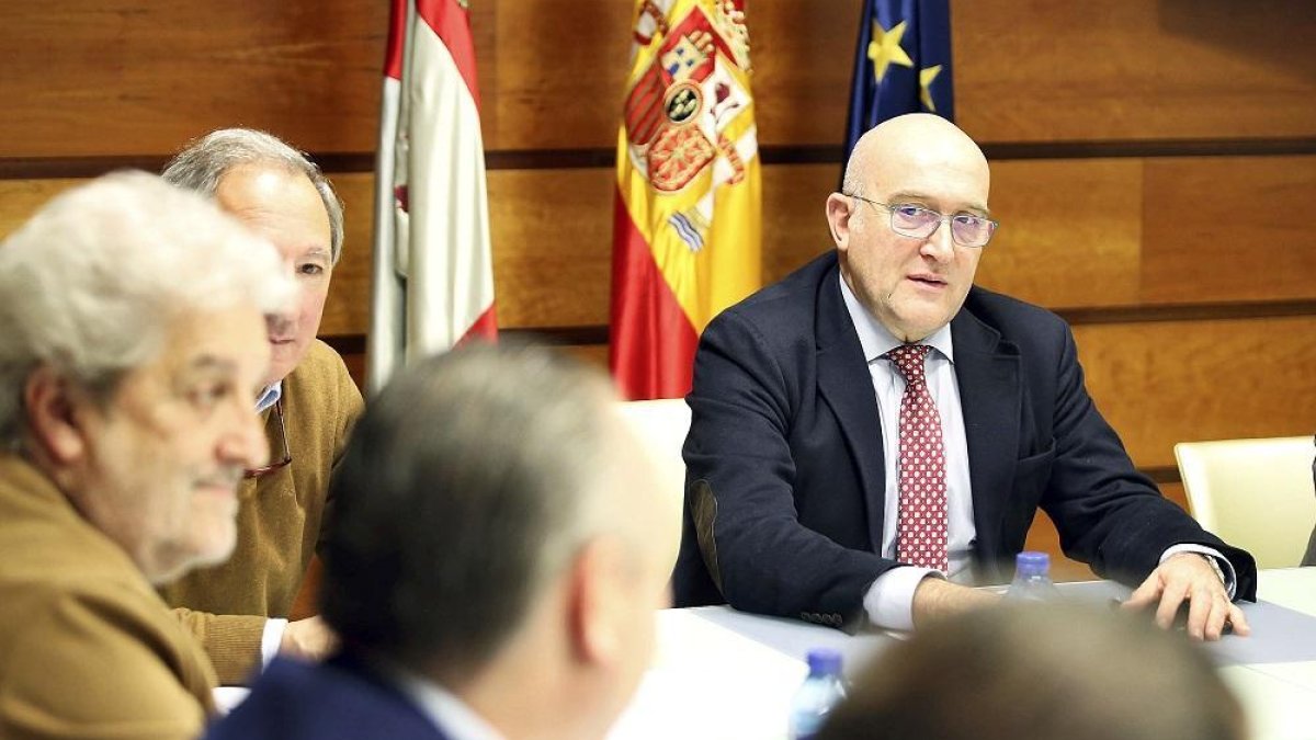 Jesús Julio Carnero, en la reunión con los representantes de las organizaciones profesionales agrarias.-ICAL